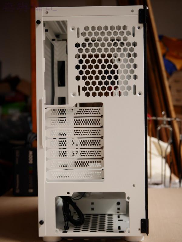TT挑战者H3机箱联手Smart BX1 RGB 550W 电源倾情演绎RGB光效 TT挑战者H3机箱联手Smart BX1 RGB 550W 电源倾情演绎RGB光效