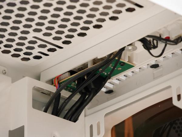 TT挑战者H3机箱联手Smart BX1 RGB 550W 电源倾情演绎RGB光效 TT挑战者H3机箱联手Smart BX1 RGB 550W 电源倾情演绎RGB光效