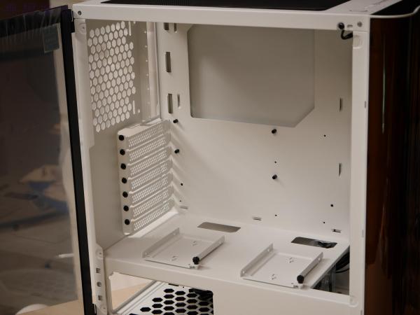 TT挑战者H3机箱联手Smart BX1 RGB 550W 电源倾情演绎RGB光效 TT挑战者H3机箱联手Smart BX1 RGB 550W 电源倾情演绎RGB光效