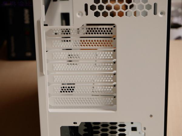 TT挑战者H3机箱联手Smart BX1 RGB 550W 电源倾情演绎RGB光效 TT挑战者H3机箱联手Smart BX1 RGB 550W 电源倾情演绎RGB光效