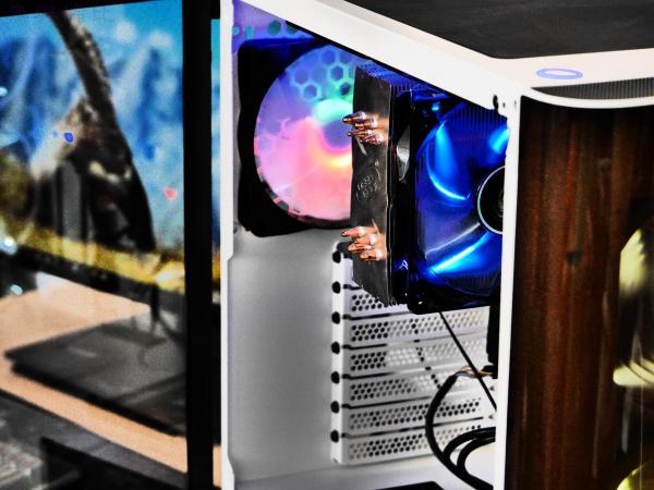 TT挑战者H3机箱联手Smart BX1 RGB 550W 电源倾情演绎RGB光效 TT挑战者H3机箱联手Smart BX1 RGB 550W 电源倾情演绎RGB光效