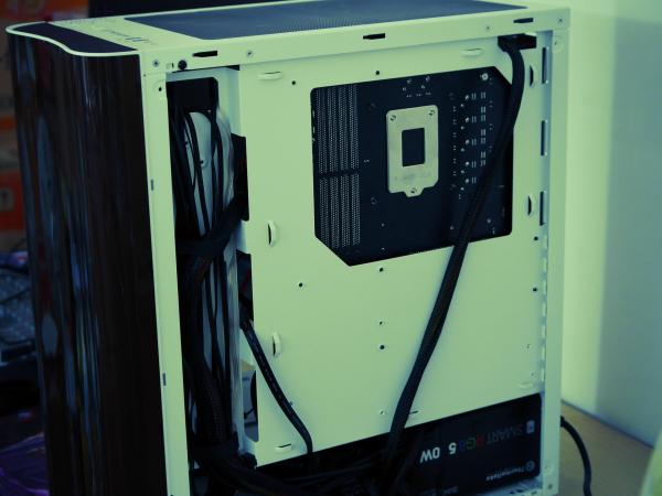 TT挑战者H3机箱联手Smart BX1 RGB 550W 电源倾情演绎RGB光效 TT挑战者H3机箱联手Smart BX1 RGB 550W 电源倾情演绎RGB光效